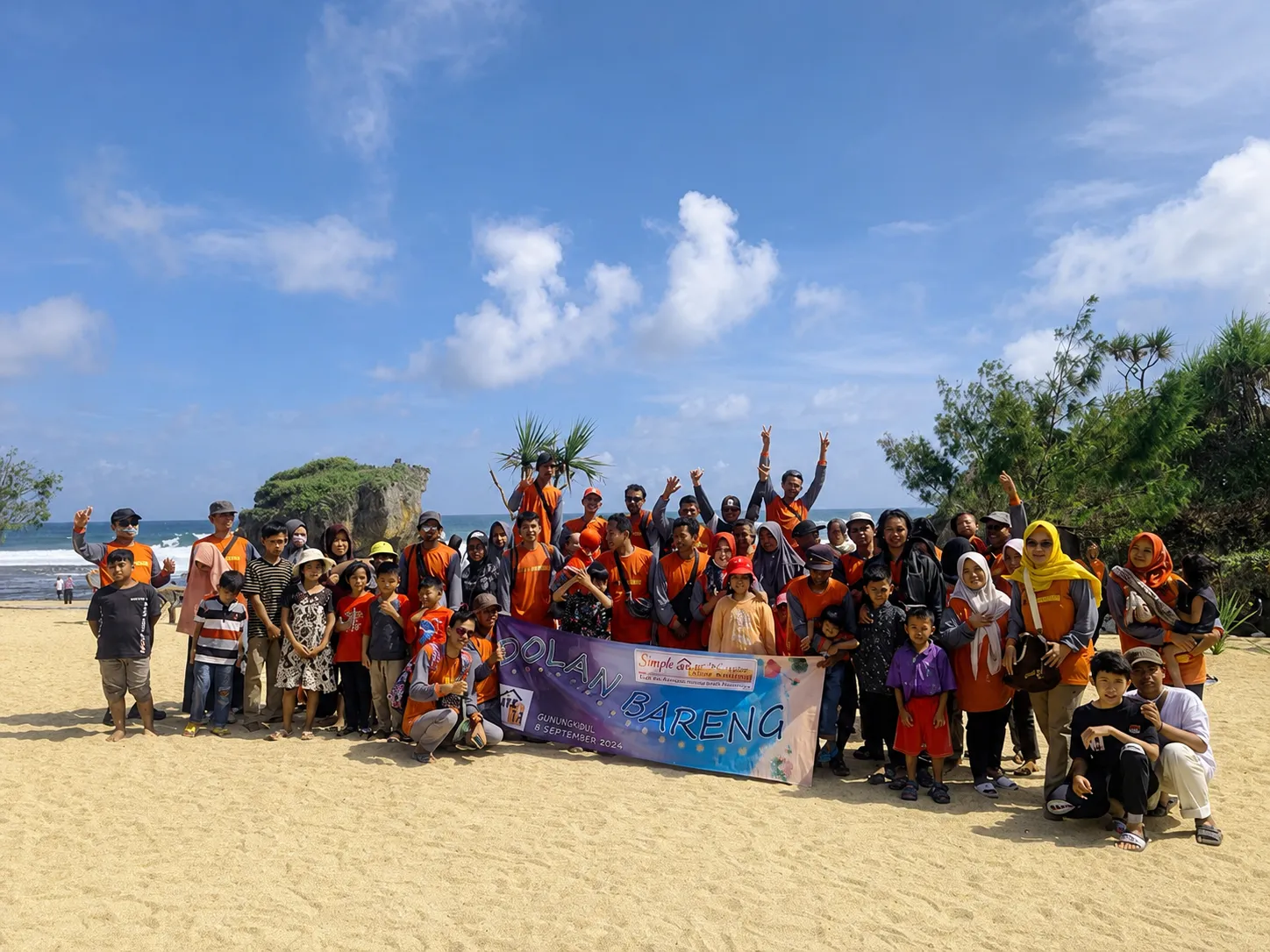 Keluarga besar Simple Art + Nature Home Architect, tim beserta keluarga, berfoto bersama di pantai Gunungkidul